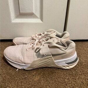 Nike Metcon 8 Low Top Cross Trainers in pink